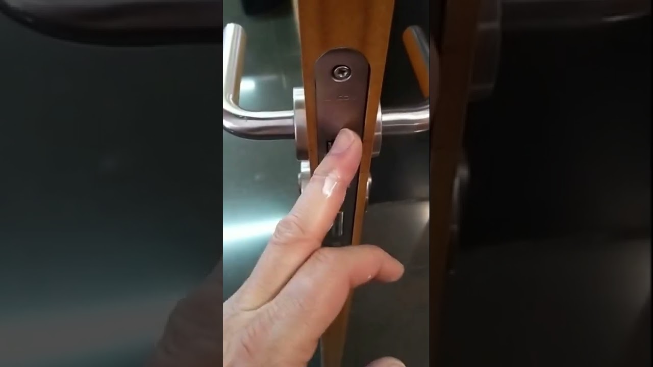 Cómo solucionar una placa frontal mal ajustada en cerraduras de Zaragoza